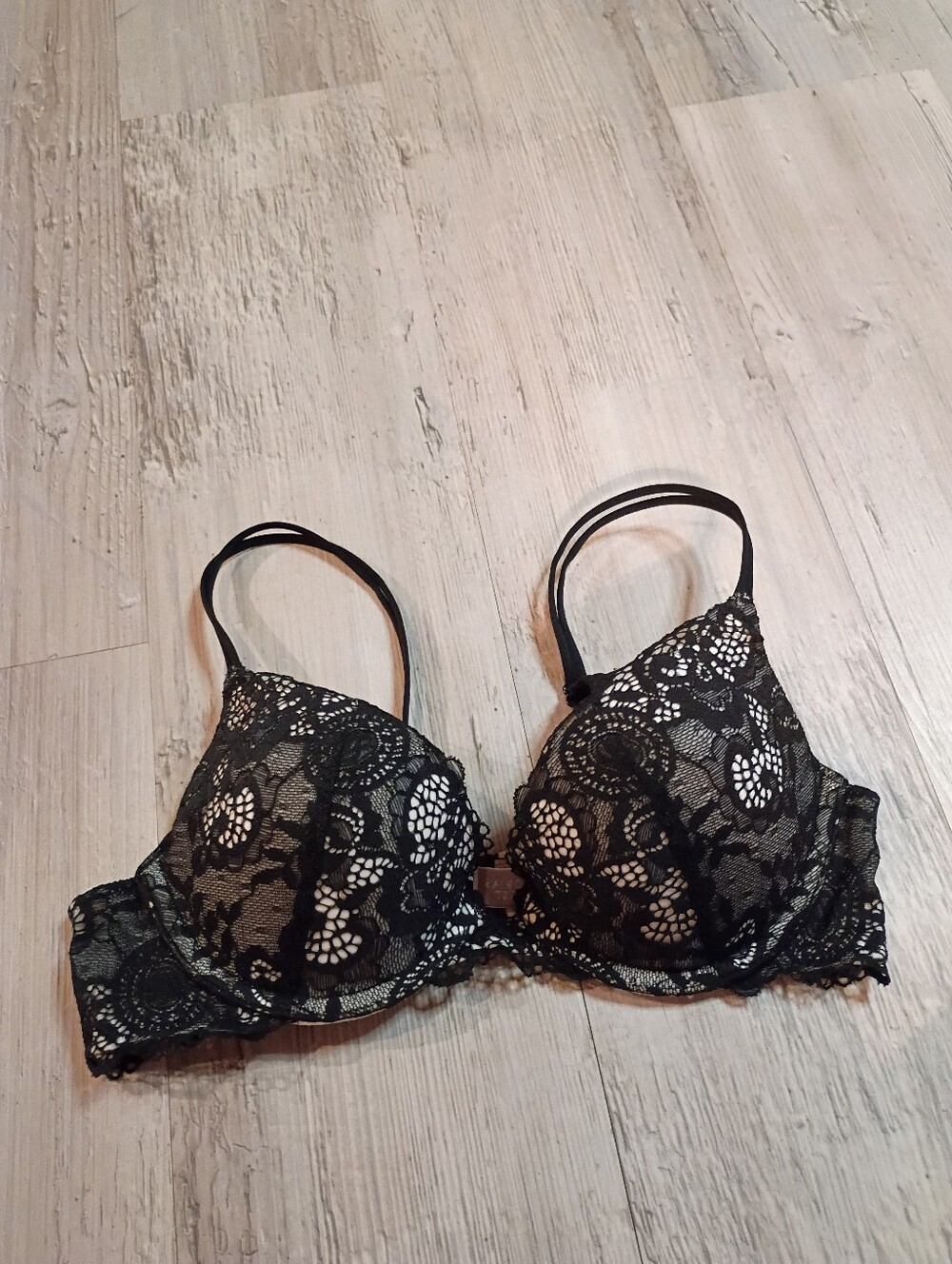 Victoria Secret - Picture 2 of 4